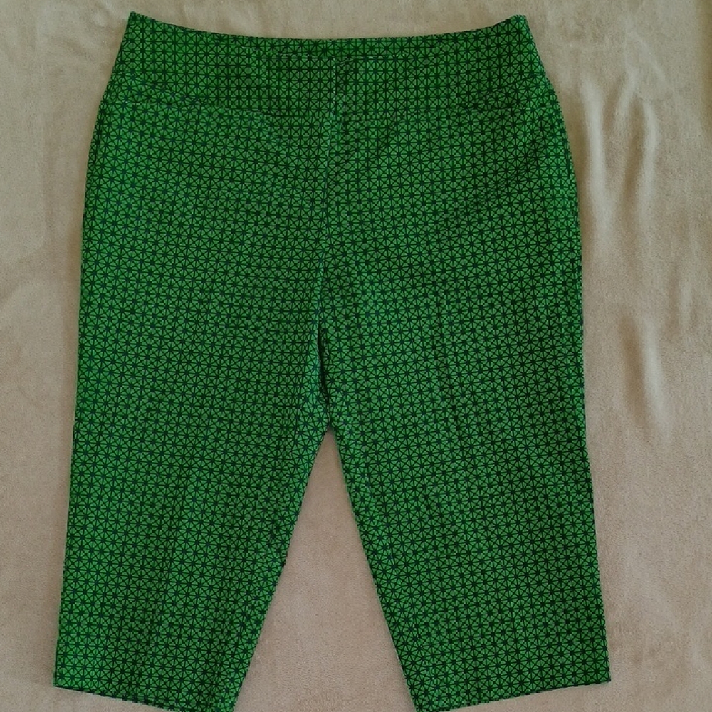 Worthington Green Patterned Clamdiggers/ Bermudas